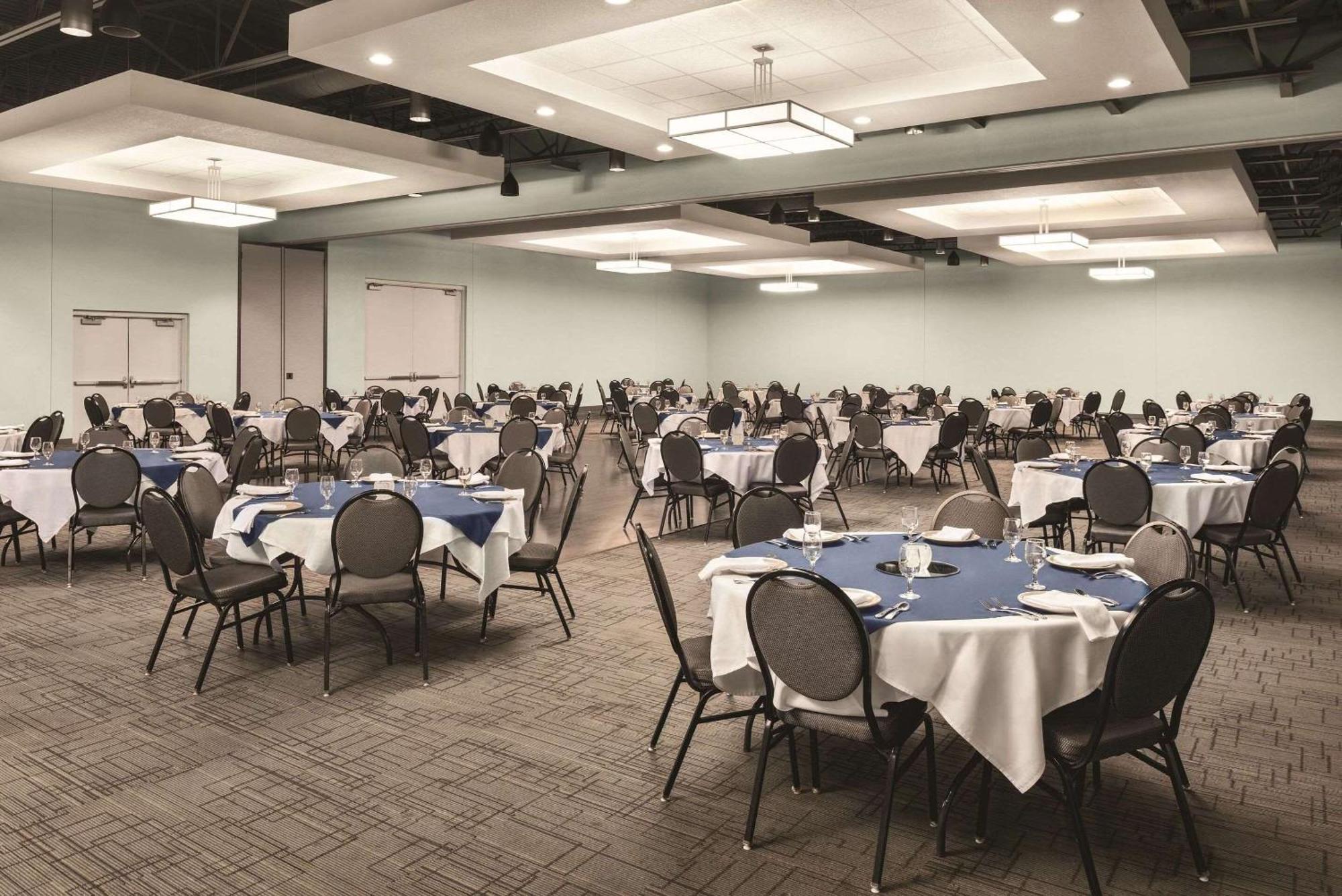 Radisson Hotel And Conference Center 丰迪拉克 外观 照片