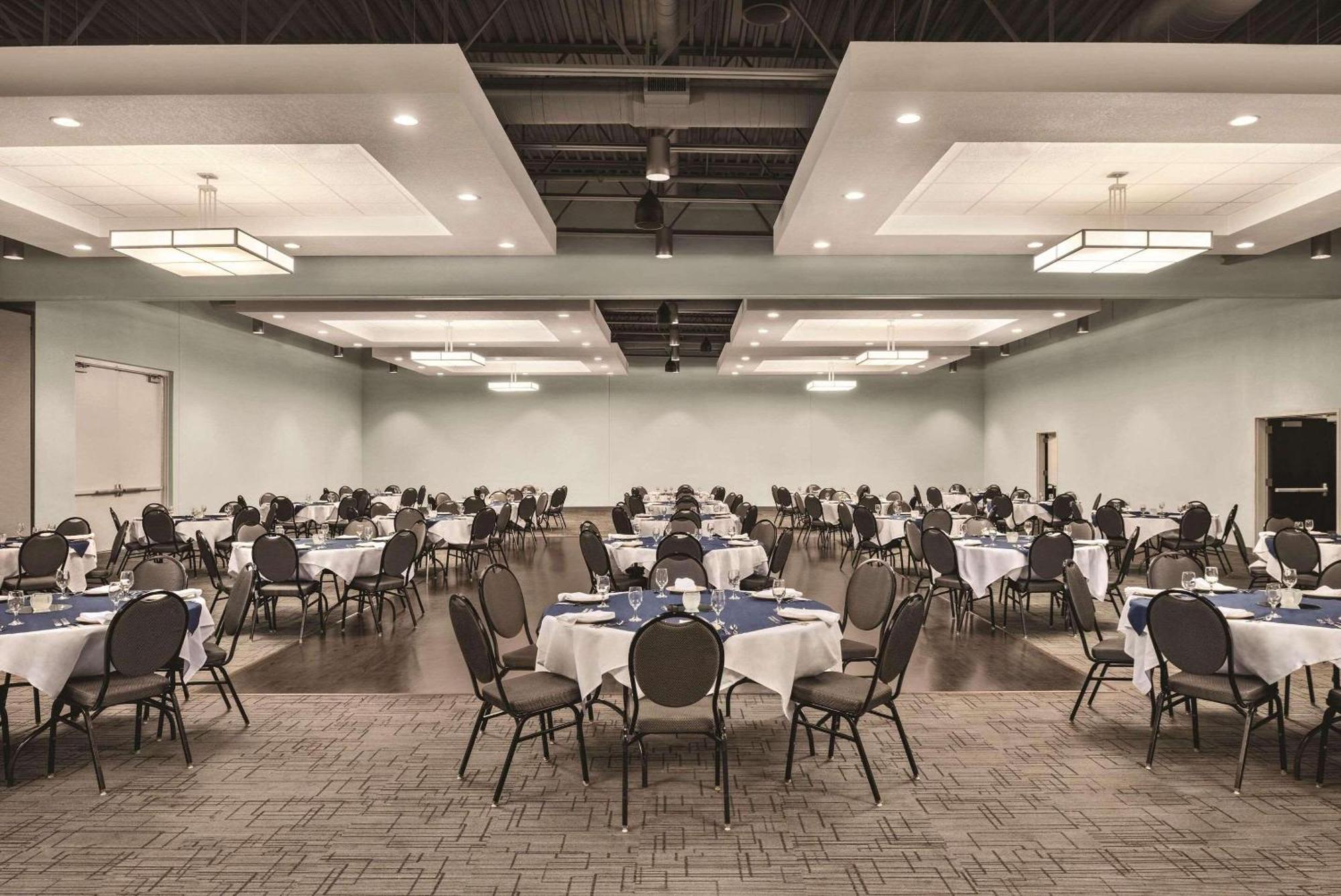 Radisson Hotel And Conference Center 丰迪拉克 外观 照片